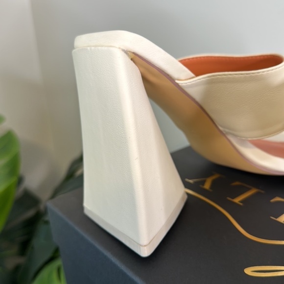 NWT Oh Polly LOVE TRIANGLE Toe Post Leatherette Mule Heels in Cream - Picture 7 of 7